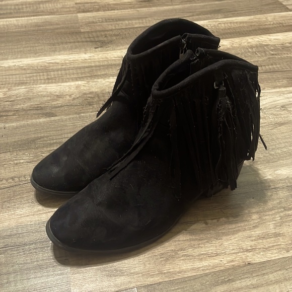 Reneeze black suede booties with fringe size 7 - Picture 3 of 5